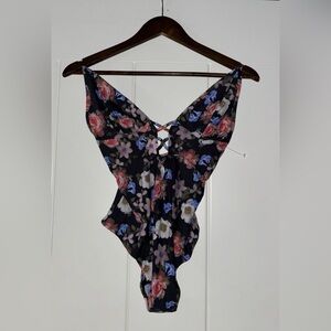 NEW Guess Logo‎ Flower Onepiece Swimsuit Women L Beach Tropical Resort Island